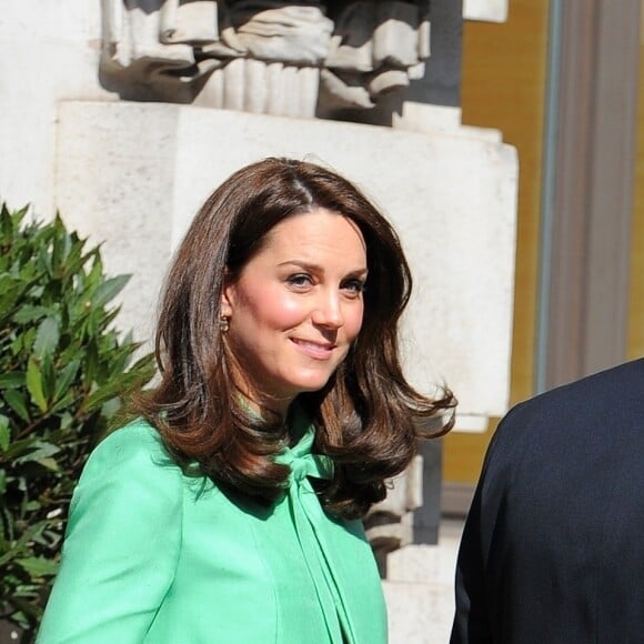 La duchesse Catherine de Cambridge, enceinte, à la Société royale de médecine à Londres le 21 mars 2018 pour un symposium qu'elle a organisé avec la Fondation royale sur l'intervention précoce pour la santé mentale des enfants.