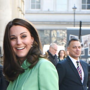 La duchesse Catherine de Cambridge, enceinte, à la Société royale de médecine à Londres le 21 mars 2018 pour un symposium qu'elle a organisé avec la Fondation royale sur l'intervention précoce pour la santé mentale des enfants.