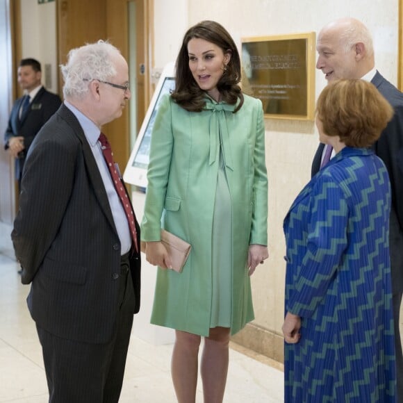 La duchesse Catherine de Cambridge, enceinte, à la Société royale de médecine à Londres le 21 mars 2018 pour un symposium qu'elle a organisé avec la Fondation royale sur l'intervention précoce pour la santé mentale des enfants.