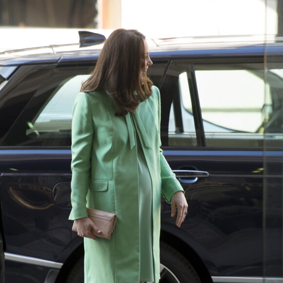 La duchesse Catherine de Cambridge, enceinte, à la Société royale de médecine à Londres le 21 mars 2018 pour un symposium qu'elle a organisé avec la Fondation royale sur l'intervention précoce pour la santé mentale des enfants.