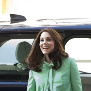 La duchesse Catherine de Cambridge, enceinte, à la Société royale de médecine à Londres le 21 mars 2018 pour un symposium qu'elle a organisé avec la Fondation royale sur l'intervention précoce pour la santé mentale des enfants.