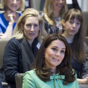 La duchesse Catherine de Cambridge, enceinte, à la Société royale de médecine à Londres le 21 mars 2018 pour un symposium qu'elle a organisé avec la Fondation royale sur l'intervention précoce pour la santé mentale des enfants.