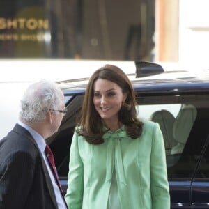 La duchesse Catherine de Cambridge, enceinte, à la Société royale de médecine à Londres le 21 mars 2018 pour un symposium qu'elle a organisé avec la Fondation royale sur l'intervention précoce pour la santé mentale des enfants.