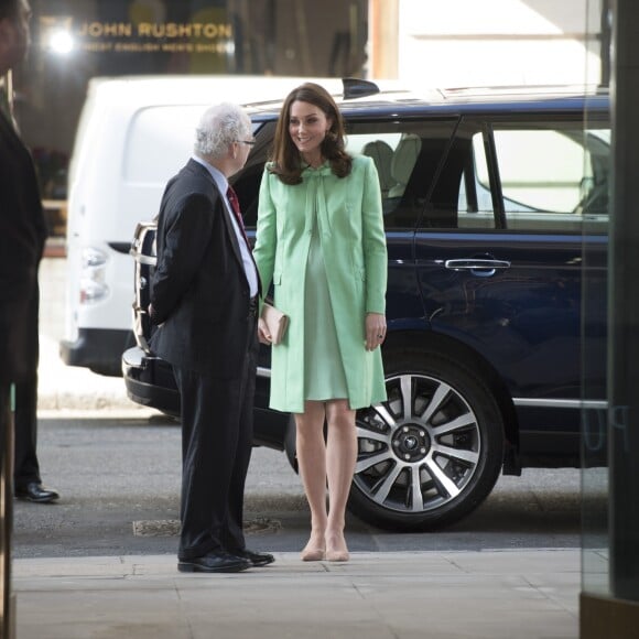 La duchesse Catherine de Cambridge, enceinte, à la Société royale de médecine à Londres le 21 mars 2018 pour un symposium qu'elle a organisé avec la Fondation royale sur l'intervention précoce pour la santé mentale des enfants.