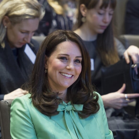 La duchesse Catherine de Cambridge, enceinte, à la Société royale de médecine à Londres le 21 mars 2018 pour un symposium qu'elle a organisé avec la Fondation royale sur l'intervention précoce pour la santé mentale des enfants.