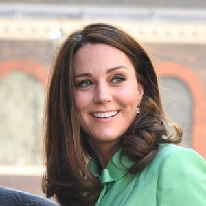 La duchesse Catherine de Cambridge, enceinte, à la Société royale de médecine à Londres le 21 mars 2018 pour un symposium qu'elle a organisé avec la Fondation royale sur l'intervention précoce pour la santé mentale des enfants.