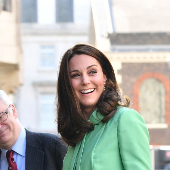 La duchesse Catherine de Cambridge, enceinte, à la Société royale de médecine à Londres le 21 mars 2018 pour un symposium qu'elle a organisé avec la Fondation royale sur l'intervention précoce pour la santé mentale des enfants.