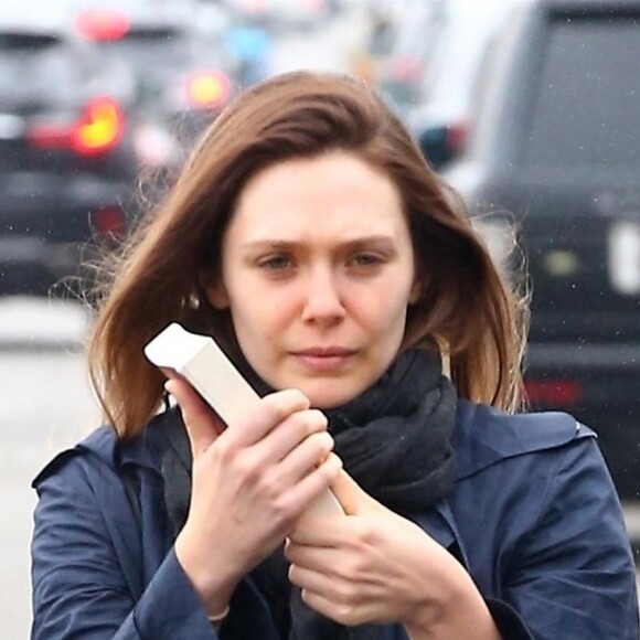 Elizabeth Olsen manifeste son désir de ne pas être photographiée dans la rue à Los Angeles le 10 mars 2018.