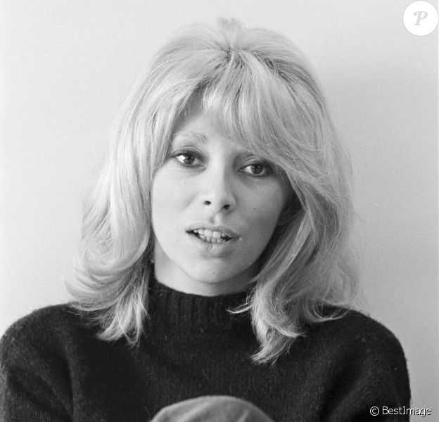 En France, à Paris, Mireille Darc chez elle dans son salon le 9 février 1970.