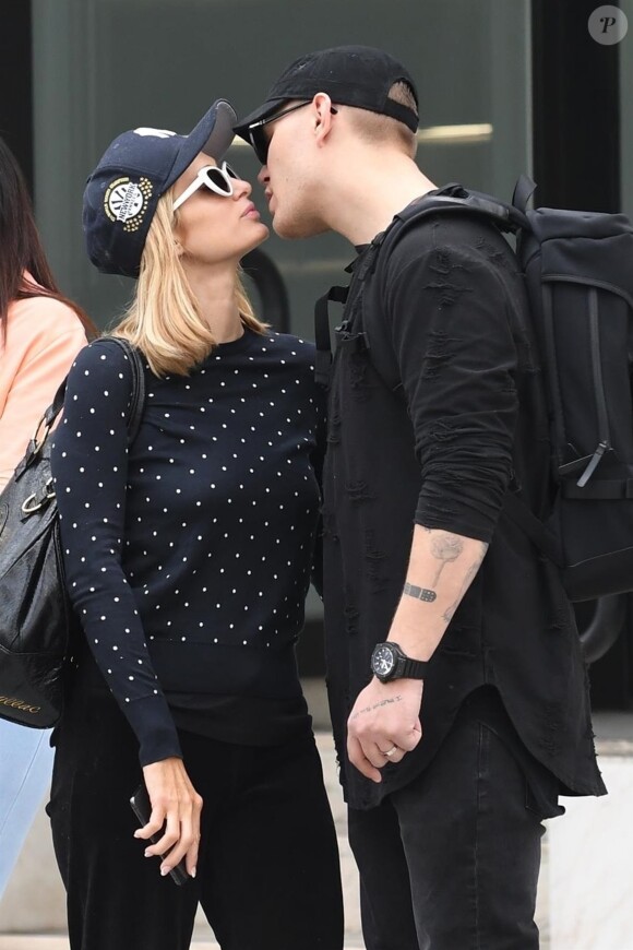 Exclusif - Paris Hilton embrasse son fiancé Chris Zylka à la sortie de la bijouterie Cartier à Los Angeles le 7 mars 2018