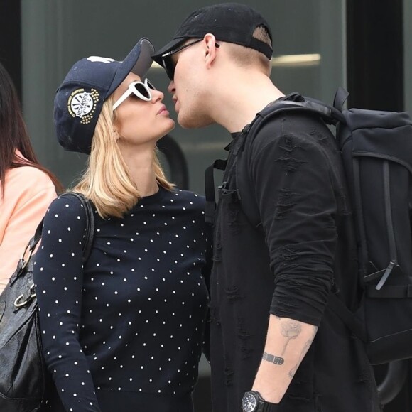 Exclusif - Paris Hilton embrasse son fiancé Chris Zylka à la sortie de la bijouterie Cartier à Los Angeles le 7 mars 2018