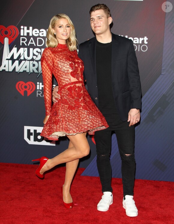 Paris Hilton et son fiancé Chris Zylka à la soirée iHeartRadio Music Awards à The Forum à Inglewood, le 11 mars 2018 