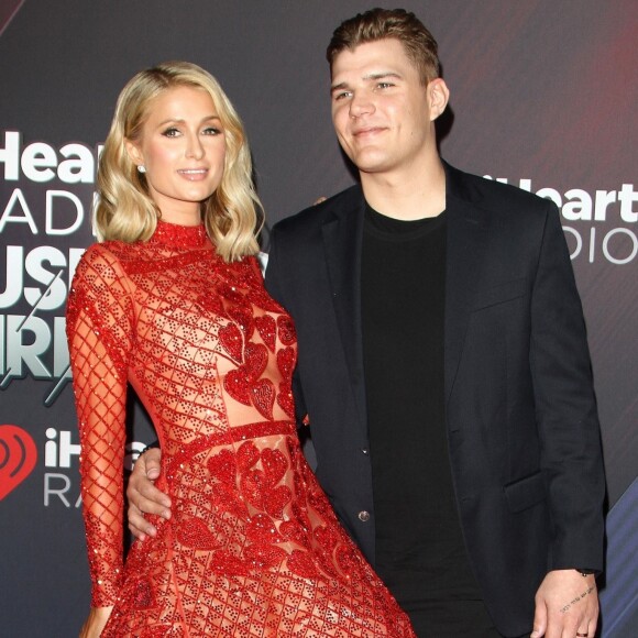 Paris Hilton et son fiancé Chris Zylka à la soirée iHeartRadio Music Awards à The Forum à Inglewood, le 11 mars 2018 