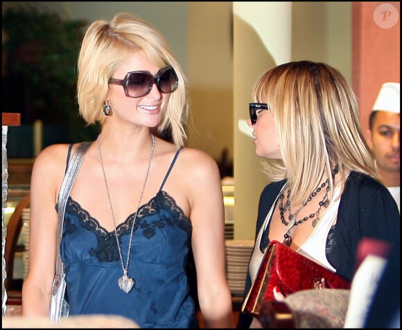 Paris Hilton et Nicole Richie (enceinte) à Beverly Hills en novembre 2007