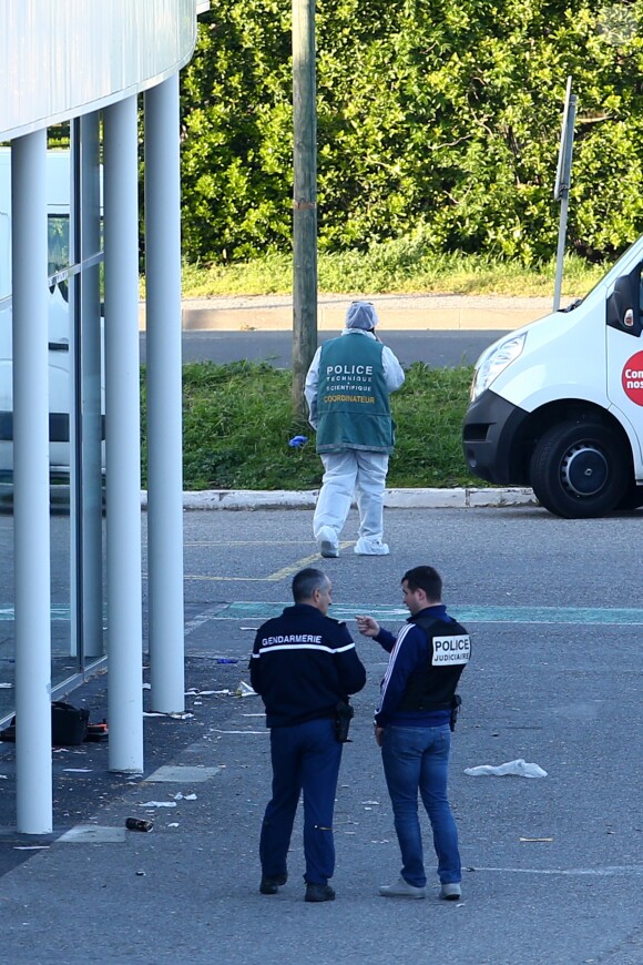 La police scientifique examine minutieusement les lieux de l'attentat du Super U de Trèbes le 23 mars 2018. Une prise d'otages dans un Super U à Trèbes (Aude) près de Carcassonne, et deux attaques ont fait trois morts et 16 blessés dont deux graves ce vendredi. L'assaillant a finalement été abattu peu avant 15 heures.