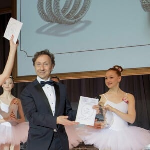 Stéphane Bern lors de la tombola du Bal de la Rose sur le thème de Manhattan dans la Salle des Etoiles au Sporting Monte-Carlo à Monaco le 24 mars 2018 © Pierre Villard / Palais Princier / SBM via Bestimage