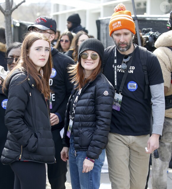 Julianne Moore avec sa fille Liv Freundlich et son mari Bart Freundlich - Les célébrités et des centaines de milliers de manifestants protestent contre les armes à feu (March For Our Lives) à Washington, DC, le 24 mars 2018