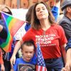 Alyssa Milano et son fils Milo Thomas Bugliari - Les célébrités et des centaines de milliers de manifestants protestent contre les armes à feu (March For Our Lives) à Los Angeles, le 24 mars 2018
