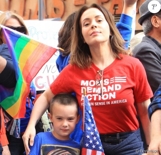 Alyssa Milano et son fils Milo Thomas Bugliari - Les célébrités et des centaines de milliers de manifestants protestent contre les armes à feu (March For Our Lives) à Los Angeles, le 24 mars 2018