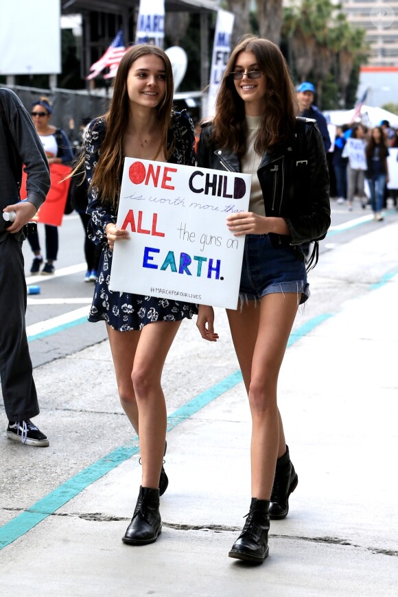 Kaia Gerber et Charlotte Lawrence - Les célébrités et des centaines de milliers de manifestants protestent contre les armes à feu (March For Our Lives) à Los Angeles, le 24 mars 2018
