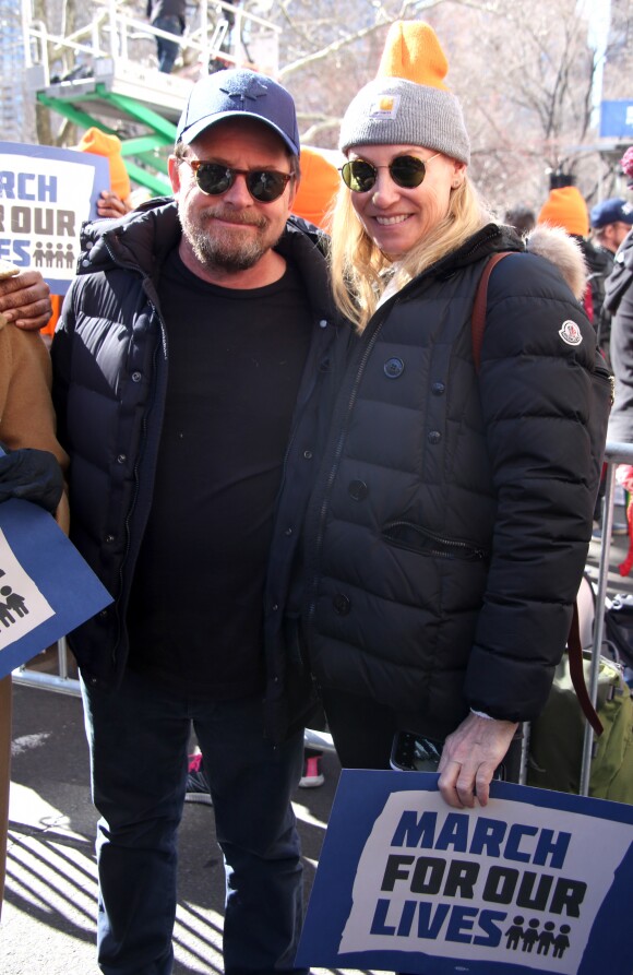 Michael J. Fox et sa femme Tracy Pollan - Les célébrités et des centaines de milliers de manifestants protestent contre les armes à feu (March For Our Lives) à New York, le 24 mars 2018 © Sonia Moskowitz/Globe Photos via Zuma/Bestimage