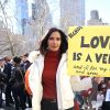 Padma Lakshmi - Les célébrités et des centaines de milliers de manifestants protestent contre les armes à feu (March For Our Lives) à New York, le 24 mars 2018 © Sonia Moskowitz/Globe Photos via Zuma/Bestimage