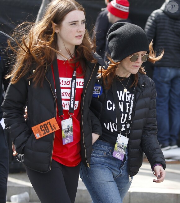 Julianne Moore avec sa fille Liv Freundlich - Les célébrités et des centaines de milliers de manifestants protestent contre les armes à feu (March For Our Lives) à Washington, DC, le 24 mars 2018