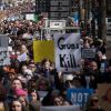 Des centaines de milliers de manifestants protestent contre les armes à feu (March For Our Lives) à New York le 24 mars 2018.