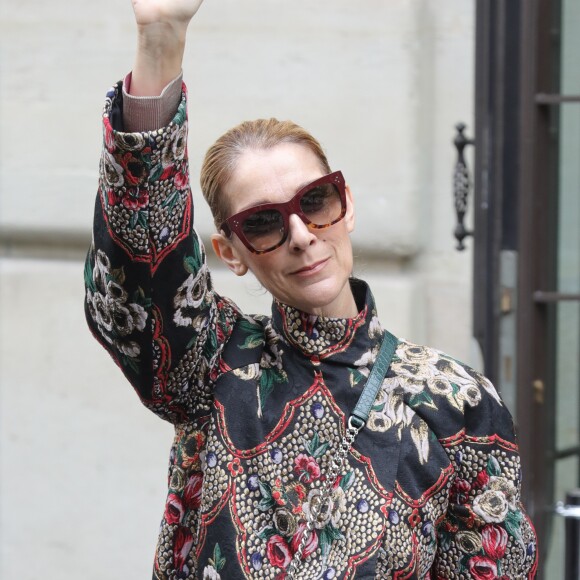 Céline Dion quitte son hôtel le Royal Monceau à Paris pour se rendre à Berlin, le 23 juillet 2017.