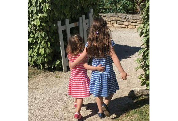 Marc-Olivier Fogiel poste un cliché de ses filles, Mila (5 ans) et Lily (3 ans) à l'époque. Mai 2016.