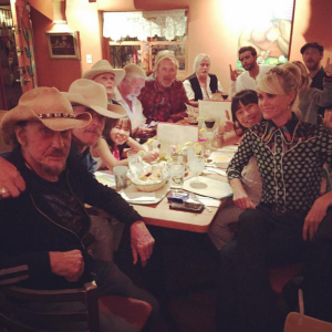Johnny Hallyday et sa bande, dont Pierre Billon, en plein road trip à travers les Etats-Unis - Dîner en amis avec Laeticia à Santa Fe, le 21 septembre 2016.