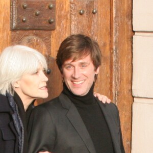 Exclusif - Françoise Hardy et son fils Thomas Dutronc se baladent le long des quais de l'Île Saint-Louis à Paris, le 2 novembre 2016.