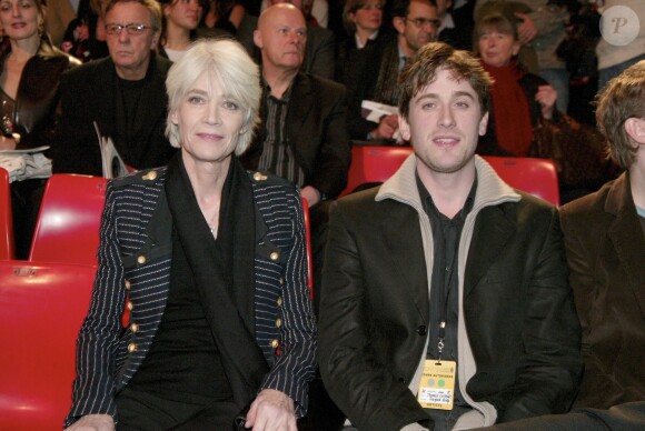 Françoise Hardy et son fils Thomas Dutronc lors des 20èmes Victoires de la musique, au Zénith de Paris, le 5 mars 2003.