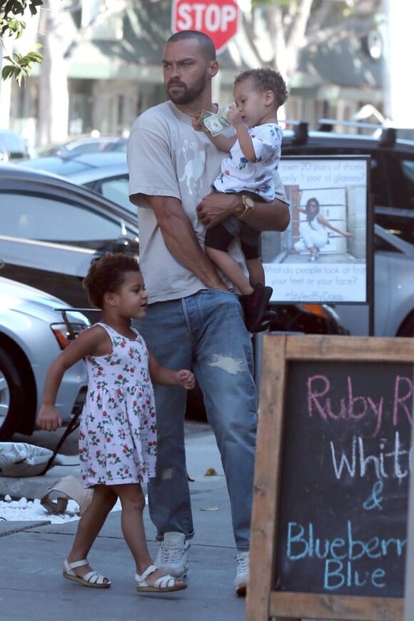 Exclusif - L'acteur Jesse Williams est allé déjeuner avec ses enfants Sadie et Maceo. Le 21 juillet 2017.