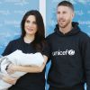 Sergio Ramos et sa femme Pilar Rubio présentent leur fils Alejandro à la presse à Madrid en Espagne le 28 mars 2018.