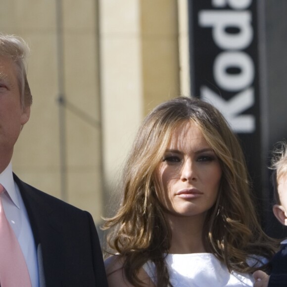 Donald Trump, sa femme Melania et leur fils Barron lors du dévoilement de son étoile sur le "Walk Of Fame" à Hollywood. Le 16 janvier 2007 © Prensa Internacional / Zuma Press / Bestimage