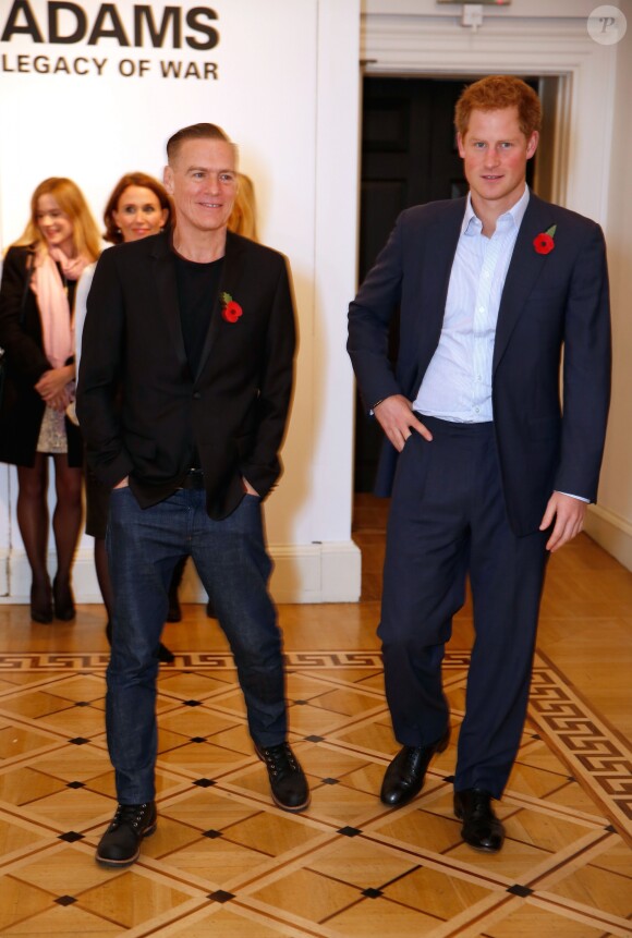 Le prince Harry, Bryan Adams - Le prince Harry visite l'exposition du photographe Bryan Adams à Londres le 11 novembre 2014.