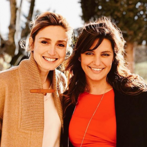 Julie Gayet et Laetitia Milot réunies sur le tournage du documentaire réalisé par la star de "Plus belle la vie" sur l'endométriose. Photo publiée sur Instagram le 29 mars 2018.