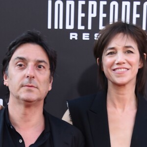 Yvan Attal et Charlotte Gainsbourg à la première de "Independence Day: Resurgence" au théâtre TCL Chinese à Hollywood, Californie, le 20 juin 2016.