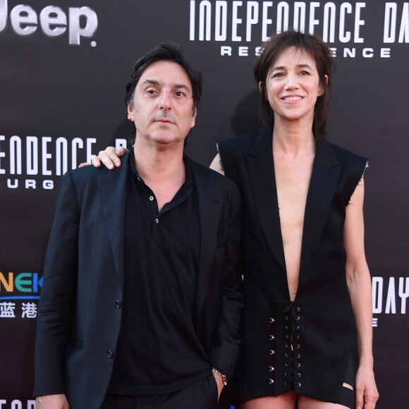 Yvan Attal et Charlotte Gainsbourg à la première de "Independence Day: Resurgence" au théâtre TCL Chinese à Hollywood, Californie, le 20 juin 2016.