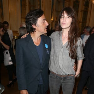 Yvan Attal, Charlotte Gainsbourg - Yvan Attal reçoit les insignes de Chevalier de l'ordre national du Mérite et profite de l'occasion pour demander publiquement en mariage Charlotte Gainsbourg au ministère de la culture à Paris le 19 juin 2013.