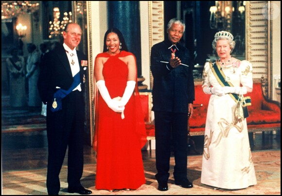 Nelson Mandela et sa femme Winnie reçus par la reine Elizabeth II et le prince Philip à Buckingham Palace. Londres, le 9 juillet 1996.