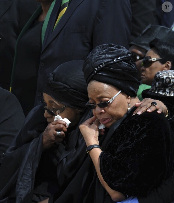 Winnie Mandela, ex-épouse de l'ancien président sud-africain Nelson Mandela, et Graca Macel, veuve de Mandela - Funérailles nationales de Nelson Mandela à Qunu en Afrique du Sud le 15 decembre 2013.