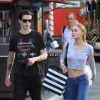 Lily Rose Depp et Ash Stymest font du shopping à West Hollywood le 3 novembre 2017.