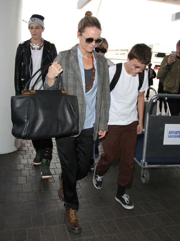 Vanessa Paradis arrive avec ses enfants Lily-Rose Depp et Jack Depp à l'aéroport de LAX à Los Angeles.