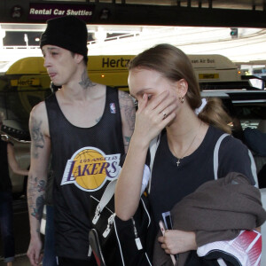 Lily-Rose Depp et Ash Stymest arrivent à l'aéroport LAX de Los Angeles le 3 février 2018