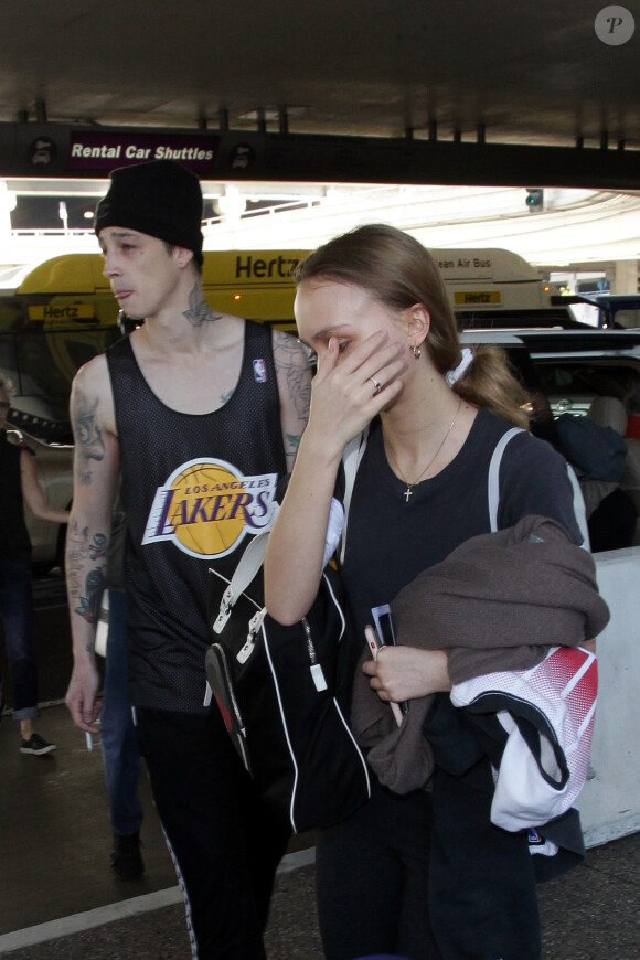 Lily-Rose Depp et Ash Stymest arrivent à l'aéroport LAX de Los Angeles le 3 février 2018