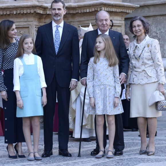 La famille royale d'Espagne - le roi Felipe VI, la reine Letizia, leurs filles la princesse Leonor des Asturies et l'infante Sofia, et le roi Juan Carlos Ier et la reine Sofia - lors de la messe de Pâques en la cathédrale Santa Maria à Palma de Majorque le 1er avril 2018.