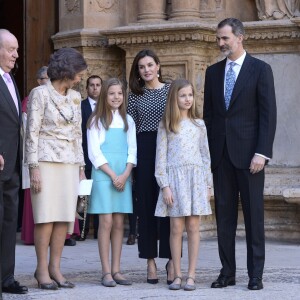 La famille royale d'Espagne - le roi Felipe VI, la reine Letizia, leurs filles la princesse Leonor des Asturies et l'infante Sofia, et le roi Juan Carlos Ier et la reine Sofia - lors de la messe de Pâques en la cathédrale Santa Maria à Palma de Majorque le 1er avril 2018.