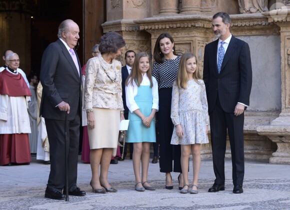 La famille royale d'Espagne - le roi Felipe VI, la reine Letizia, leurs filles la princesse Leonor des Asturies et l'infante Sofia, et le roi Juan Carlos Ier et la reine Sofia - lors de la messe de Pâques en la cathédrale Santa Maria à Palma de Majorque le 1er avril 2018.